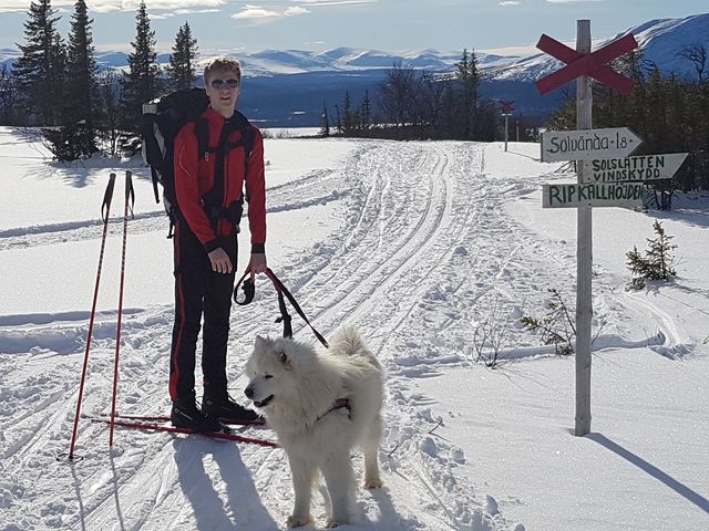 Diezel och lillhusse på skidtur i fjällen mars 2016